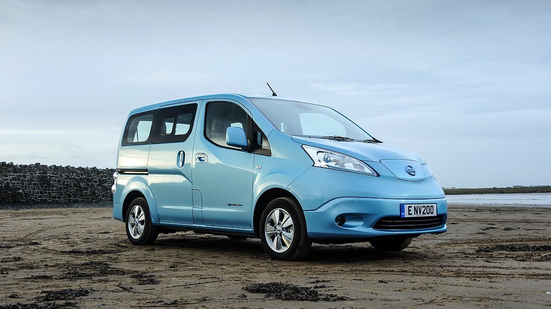 Nissan e-NV200 Evalia 40 kWh (2018-2021) вид спереди, спереди сбоку, по диагонали, экстерьер