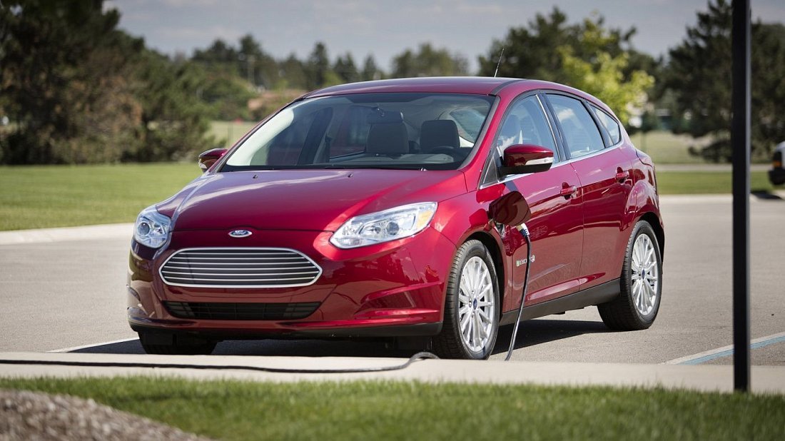 Ford Focus Electric 33 kWh (2017-2018) передняя часть, решетка радиатора, фары, бампер, экстерьер