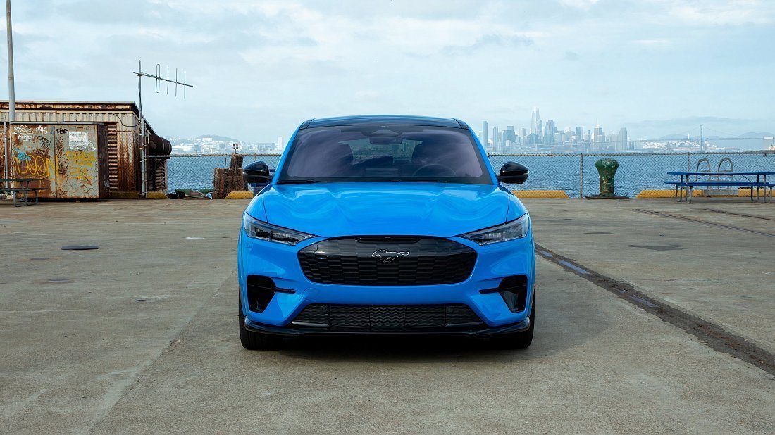 Ford Mustang Mach-E GT (2023-…) передняя часть, решетка радиатора, фары, бампер, экстерьер