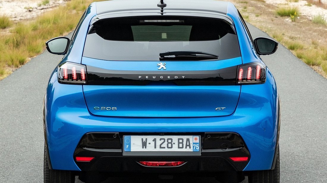 Peugeot e-208 50 kWh (2021-2023) вид сзади, задние фонари, багажник, спойлер, эмблема, бампер, экстерьер