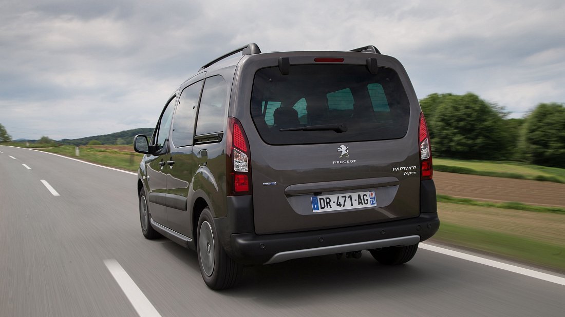 Peugeot Partner Tepee Electric (2017-2020) вид сзади, задние фонари, багажник, спойлер, эмблема, бампер, экстерьер