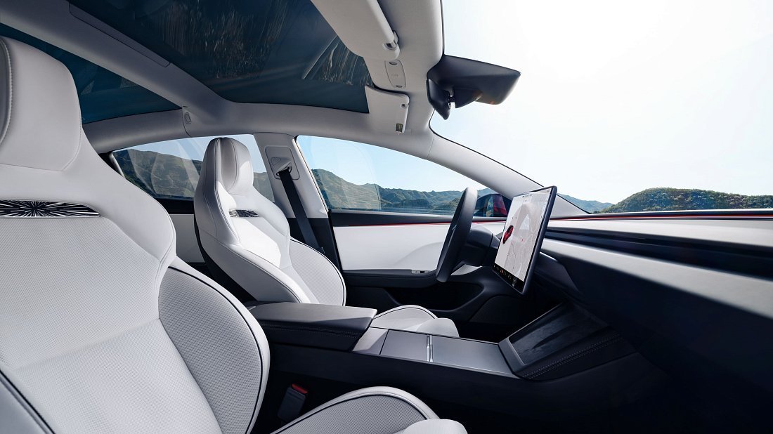 Фото Tesla Model 3 Performance (2024-…) интерьер