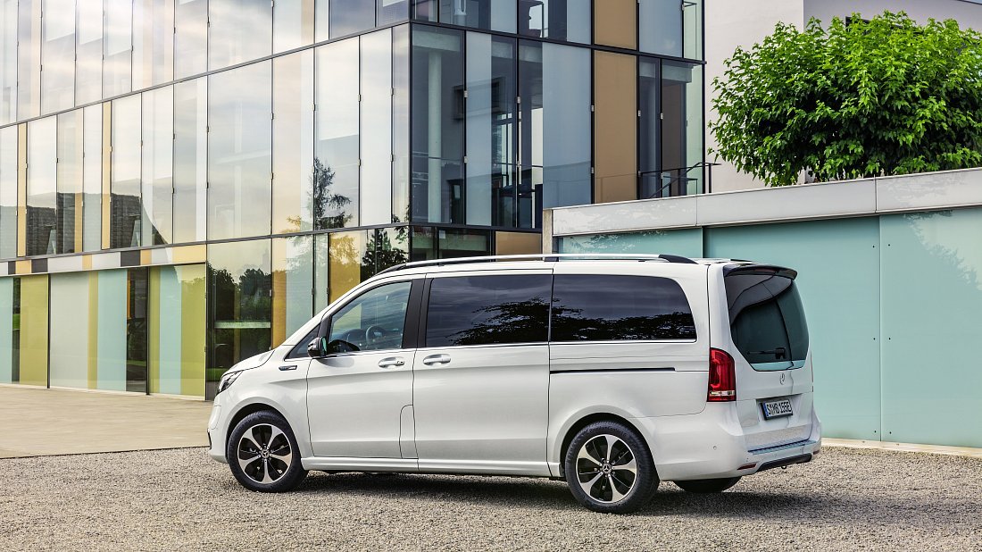 Mercedes EQV 300 Long (2020-2024) задняя часть в три четверти, вид в три четверти, диагональ, экстерьер