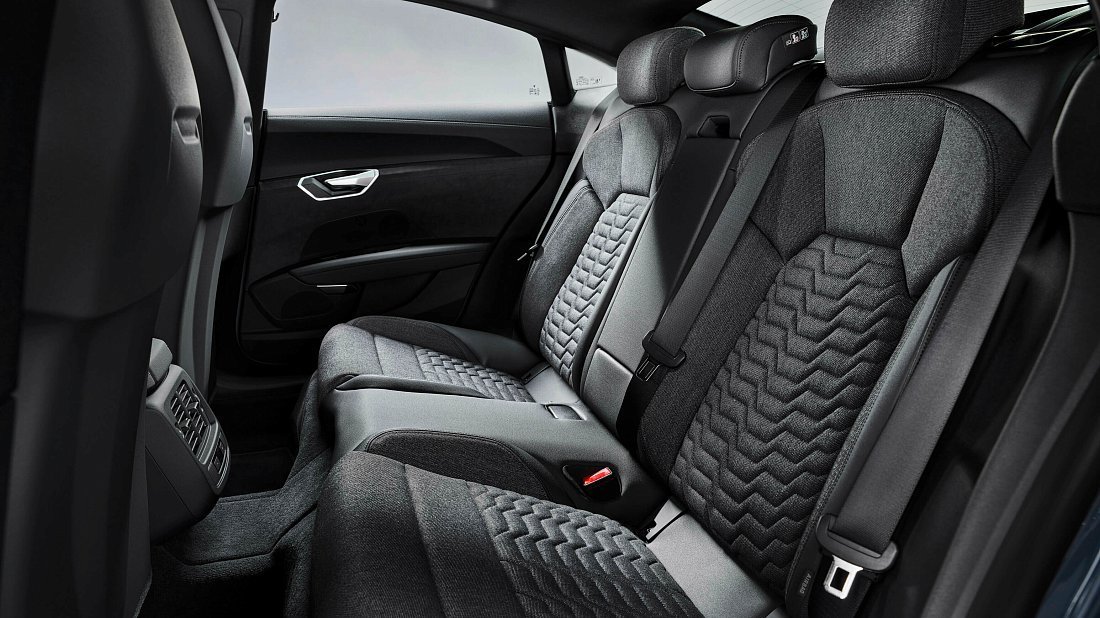 Audi e-tron GT quattro (2021-2024) задние сиденья, пассажирские сиденья, пространство для ног, пространство над головой, интерьер