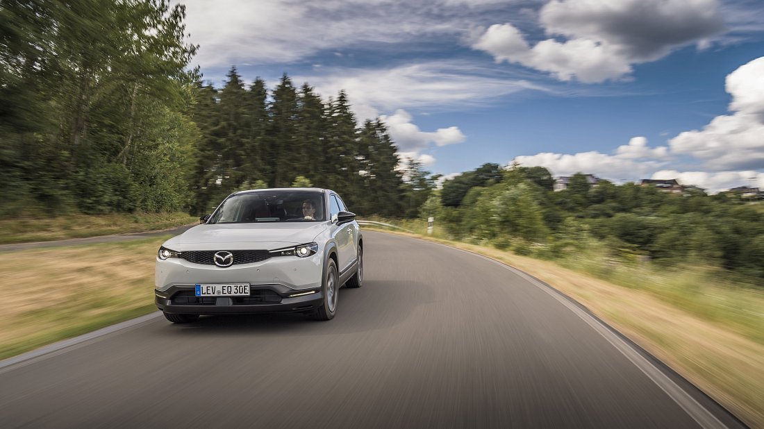 Mazda MX-30 Electric (2020-…) вид спереди, спереди сбоку, по диагонали, экстерьер