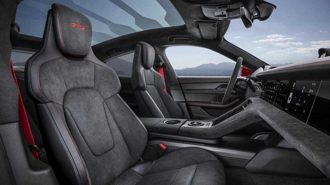 Porsche Taycan GTS (2022-2024) интерьер, переднее сиденье, водительское сиденье, приборная панель, рулевое колесо, информационно-развлекательная система, кокпит
