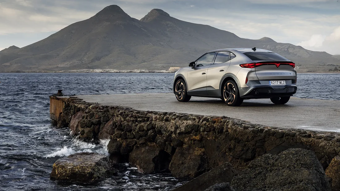 Cupra Tavascan VZ (2023-…) задняя часть в три четверти, вид в три четверти, диагональ, экстерьер