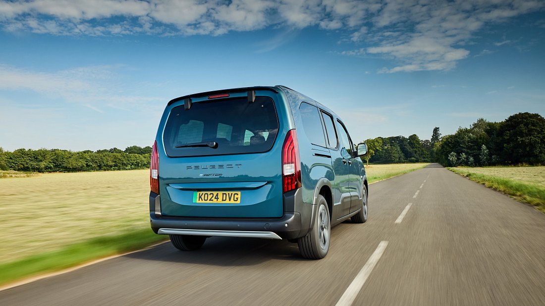 Peugeot e-Rifter XL 50 kWh (2024-...) вид сзади, задние фонари, багажник, спойлер, эмблема, бампер, экстерьер