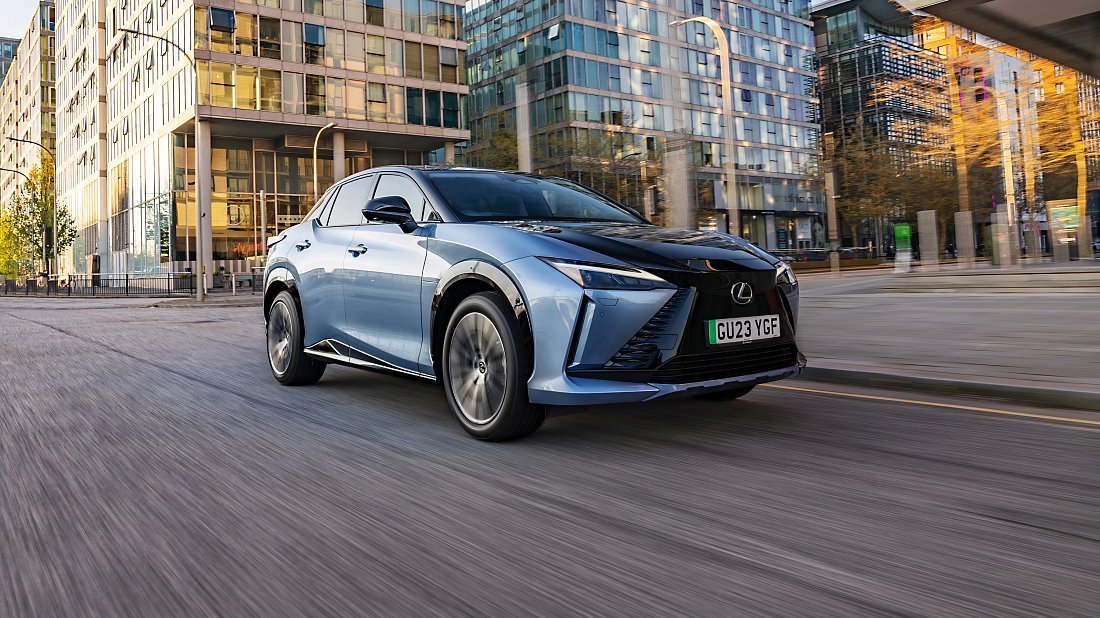 Lexus RZ 450e (2022-…) вид спереди, спереди сбоку, по диагонали, экстерьер