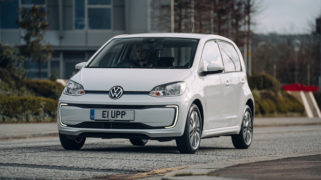 Volkswagen e-Up! 36.8 kWh (2020-2023) вид спереди, спереди сбоку, по диагонали, экстерьер