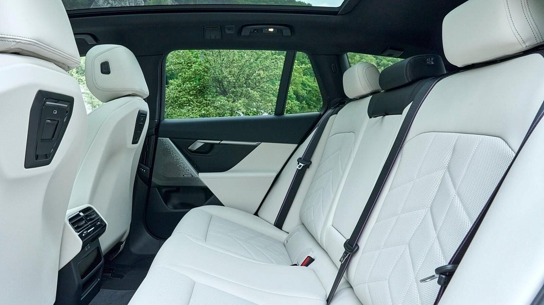 BMW i5 Touring eDrive40 (2025-…) задние сиденья, пассажирские сиденья, пространство для ног, пространство над головой, интерьер