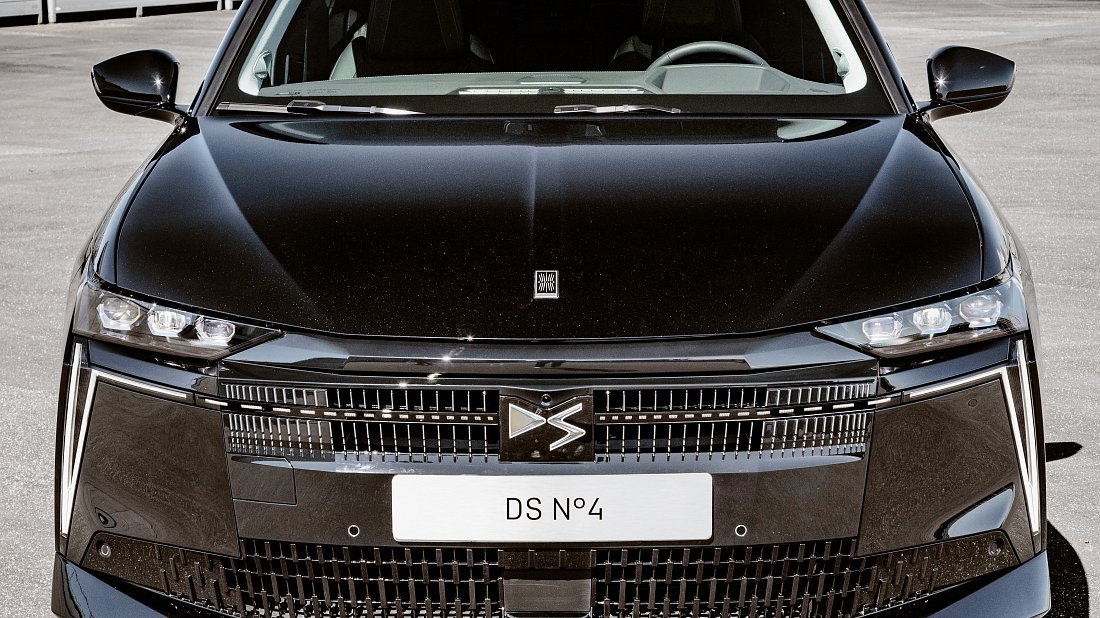 DS 4 E-Tense (2025-…) передняя часть, решетка радиатора, фары, бампер, экстерьер