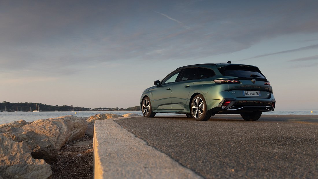 Peugeot e-308 Station Wagon (2023-…) задняя часть в три четверти, вид в три четверти, диагональ, экстерьер