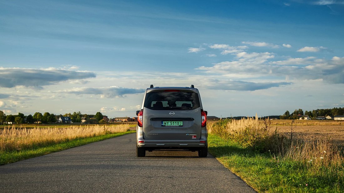 Nissan Townstar Evalia EV L2 (2024-…) вид сзади, задние фонари, багажник, спойлер, эмблема, бампер, экстерьер