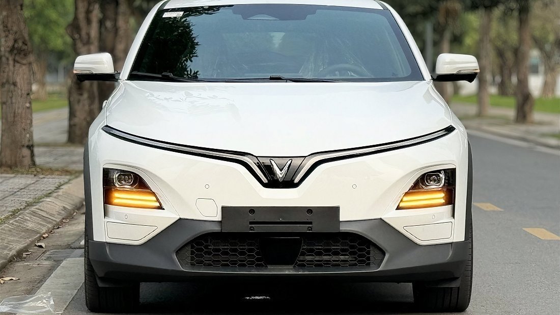 VinFast VF 6 Eco (2024-…) передняя часть, решетка радиатора, фары, бампер, экстерьер