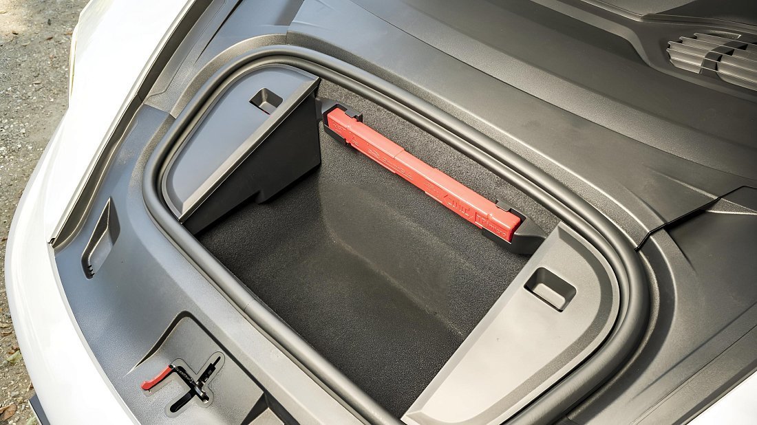 Porsche Taycan 4S (2024-…) передний багажник (frunk), под капотом, место для хранения, груз, вместимость, дополнительное пространство