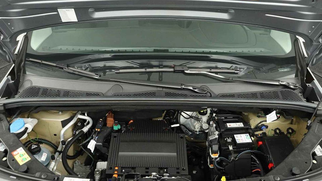Фото Toyota Proace Verso Electric L2 75 kWh (2024-...) передний багажник (frunk)