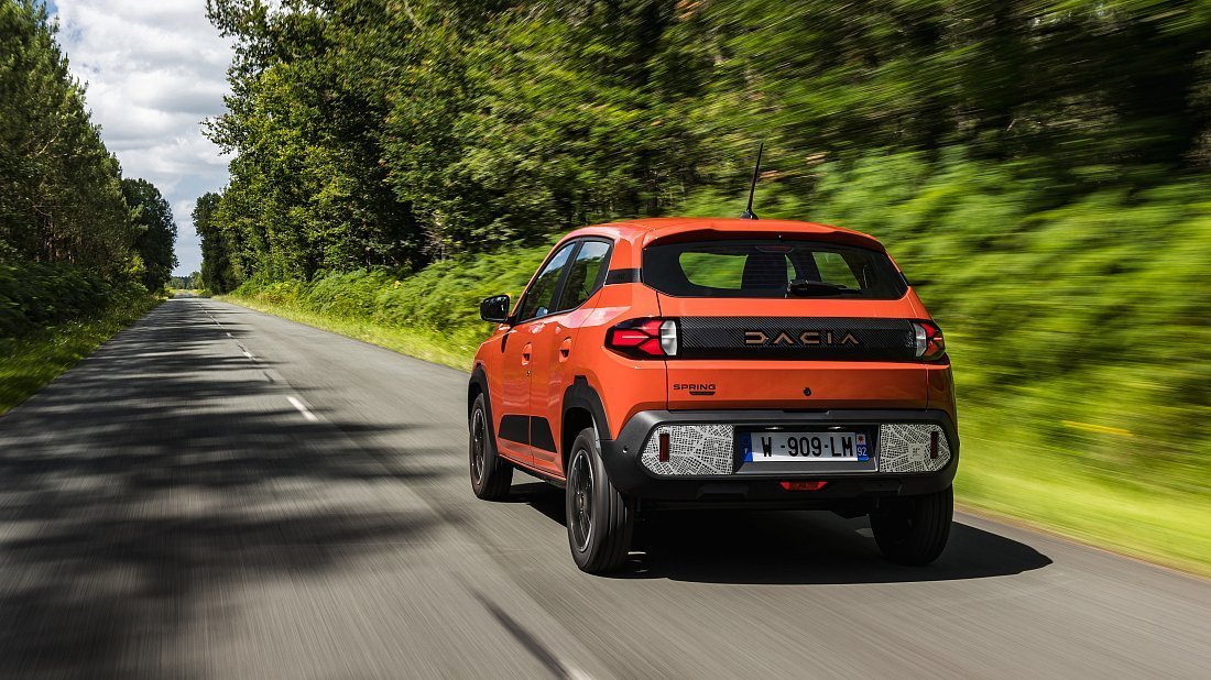 Dacia Spring Electric 45 (2024-…) вид сзади, задние фонари, багажник, спойлер, эмблема, бампер, экстерьер