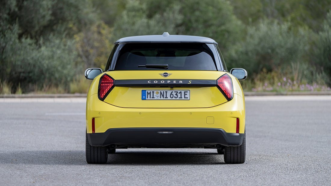 Mini Cooper SE (2023-…) вид сзади, задние фонари, багажник, спойлер, эмблема, бампер, экстерьер