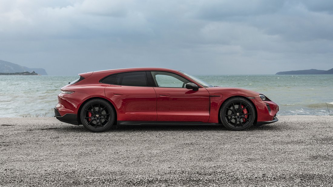 Porsche Taycan GTS Sport Turismo (2022-2024) вид сбоку, силуэт, двери, колеса, экстерьер