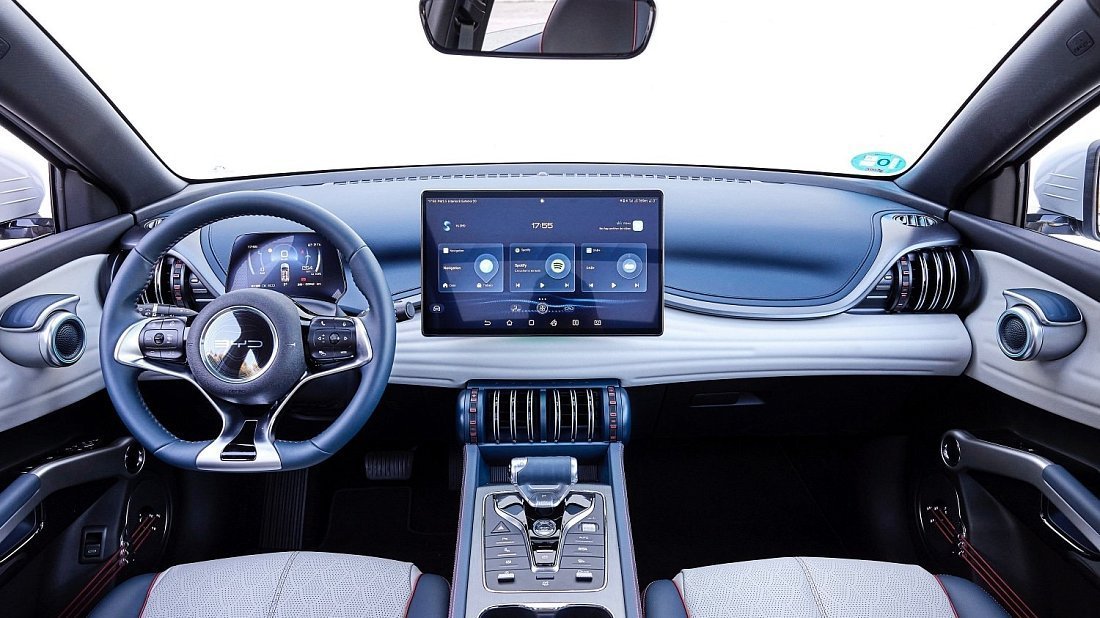 BYD Atto 3 FWD (2022-…) интерьер, переднее сиденье, водительское сиденье, приборная панель, рулевое колесо, информационно-развлекательная система, кокпит