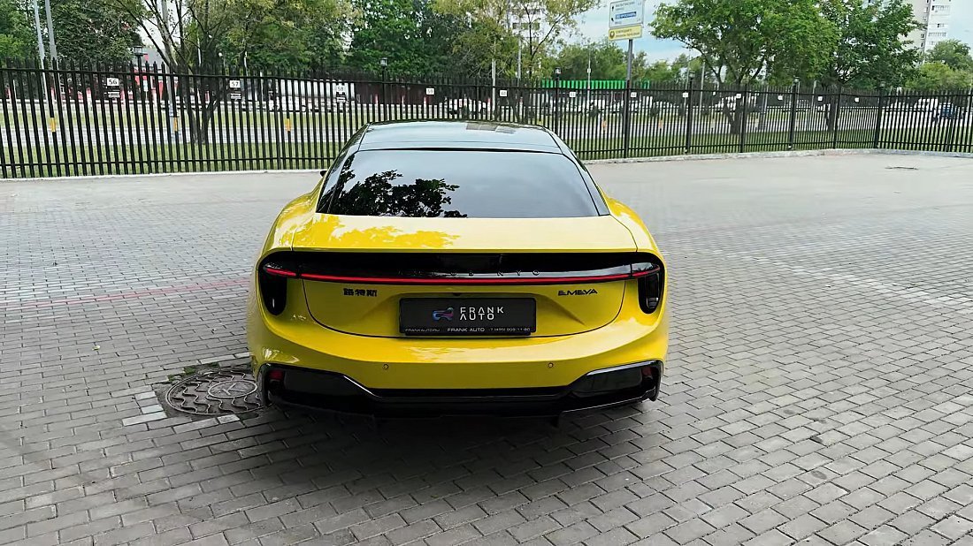 Lotus Emeya 600 (2024-...) вид сзади, задние фонари, багажник, спойлер, эмблема, бампер, экстерьер