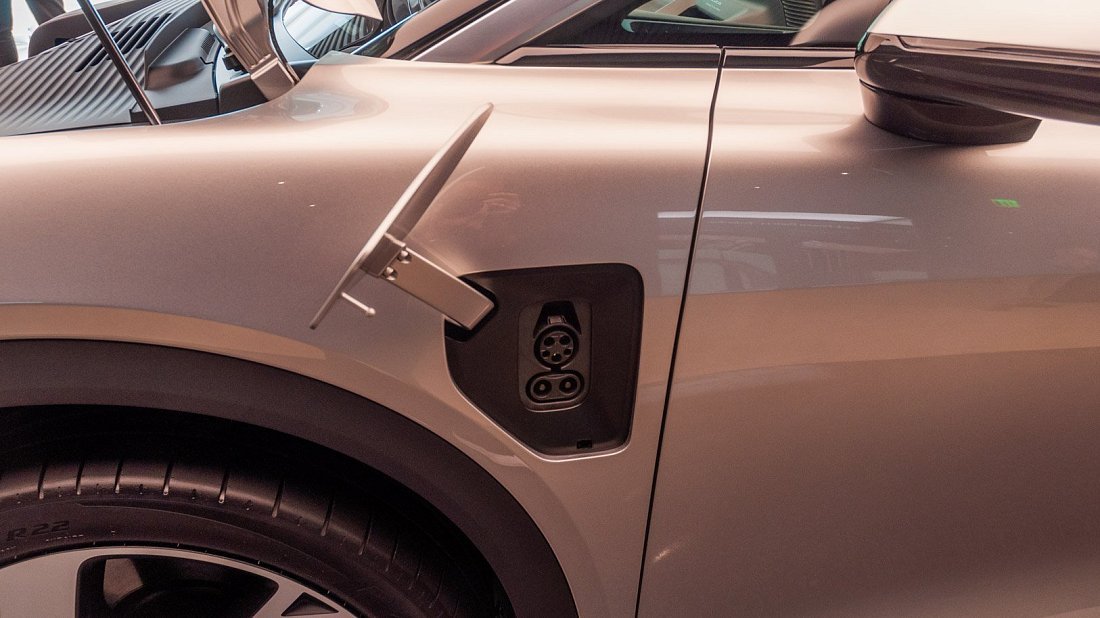 Фото Lucid Gravity Touring (2025-…) порт для зарядки (Европа)