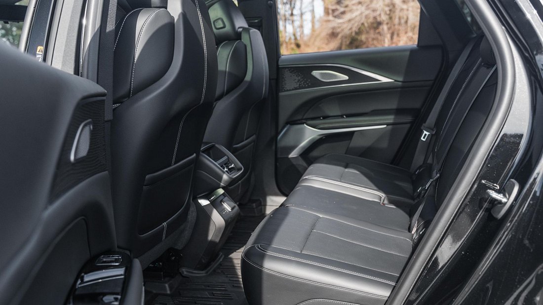 Cadillac Lyriq V (2025-…) задние сиденья, пассажирские сиденья, пространство для ног, пространство над головой, интерьер