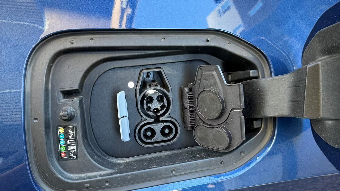 BMW iX xDrive60 (2025-...) порт для зарядки (США), зарядка, разъем, штекер, коннектор