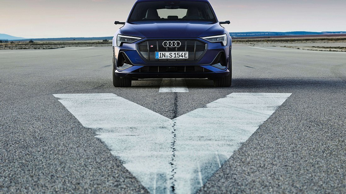 Audi e-tron S (2020-2022) передняя часть, решетка радиатора, фары, бампер, экстерьер