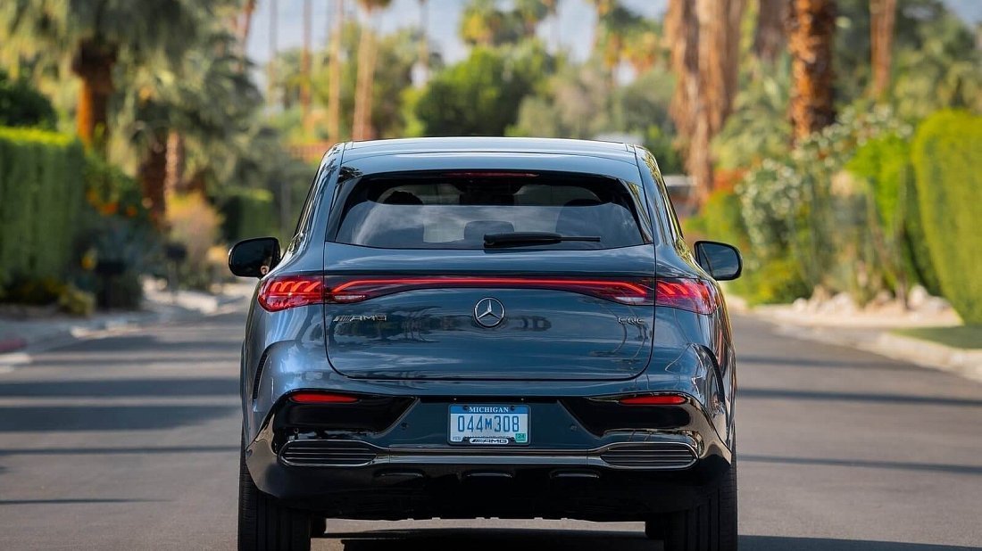 Mercedes EQE SUV AMG 53 4MATIC+ (2023-…) вид сзади, задние фонари, багажник, спойлер, эмблема, бампер, экстерьер