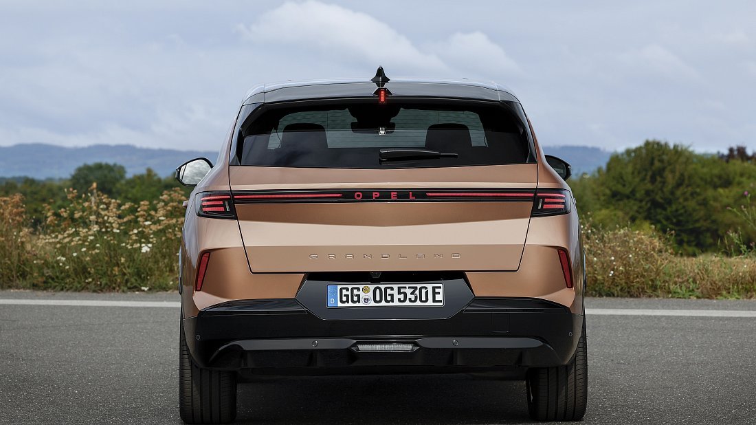 Opel Grandland Electric 82 kWh (2024-…) вид сзади, задние фонари, багажник, спойлер, эмблема, бампер, экстерьер
