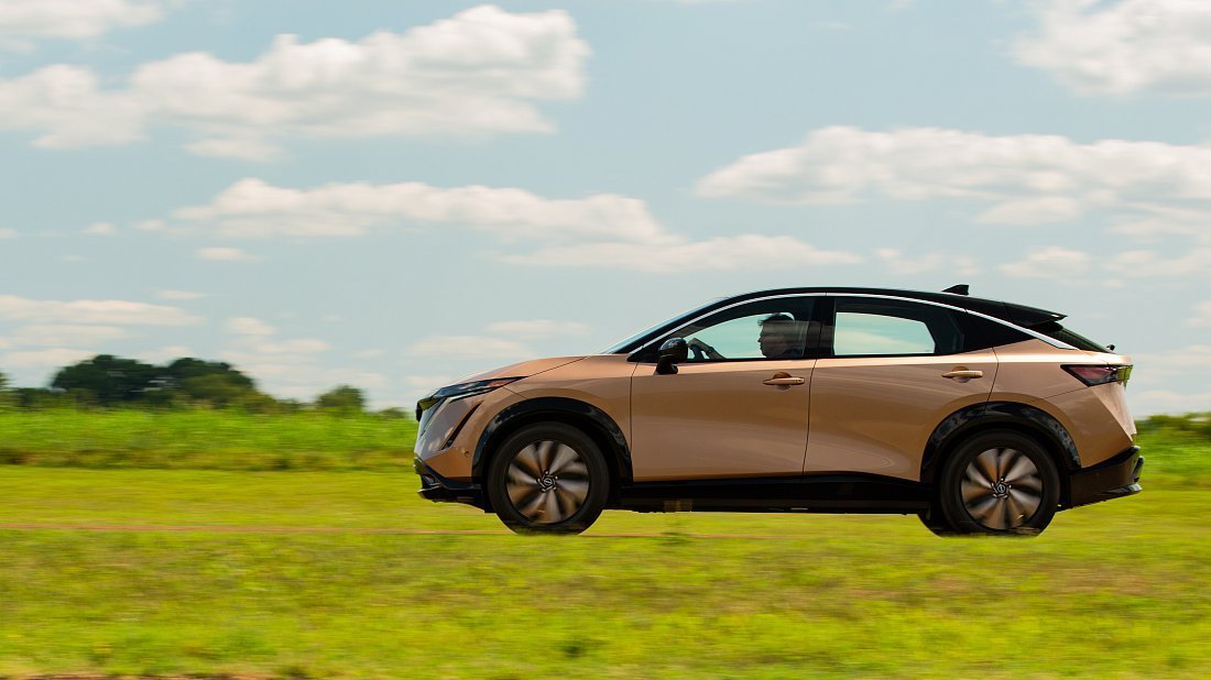 Nissan Ariya 63 kWh FWD (2021-…) вид сбоку, силуэт, двери, колеса, экстерьер