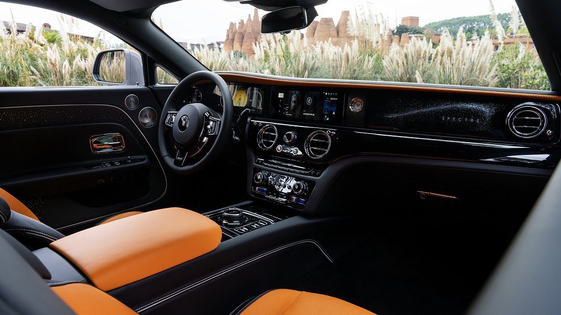 Rolls-Royce Spectre (2023-…) интерьер, переднее сиденье, водительское сиденье, приборная панель, рулевое колесо, информационно-развлекательная система, кокпит