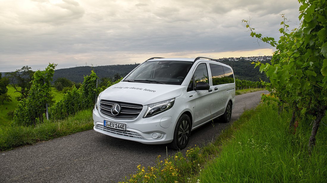 Mercedes eVito Tourer Long 60 kWh (2022-2023) вид спереди, спереди сбоку, по диагонали, экстерьер