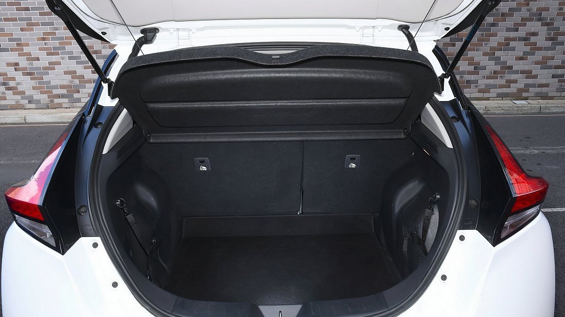 Nissan Leaf 60 kWh (2022-…) багажник, сиденья подняты, грузовое пространство, объем багажника, вместимость багажника, место для хранения