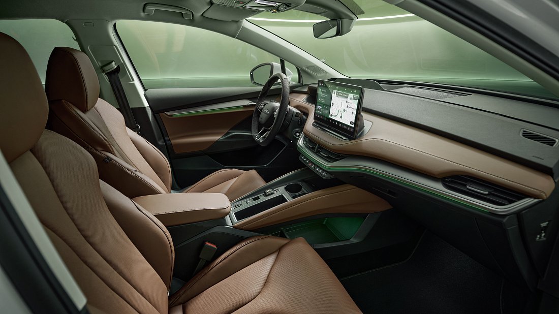 Škoda Enyaq Coupe 60 (2025-...) интерьер, переднее сиденье, водительское сиденье, приборная панель, рулевое колесо, информационно-развлекательная система, кокпит