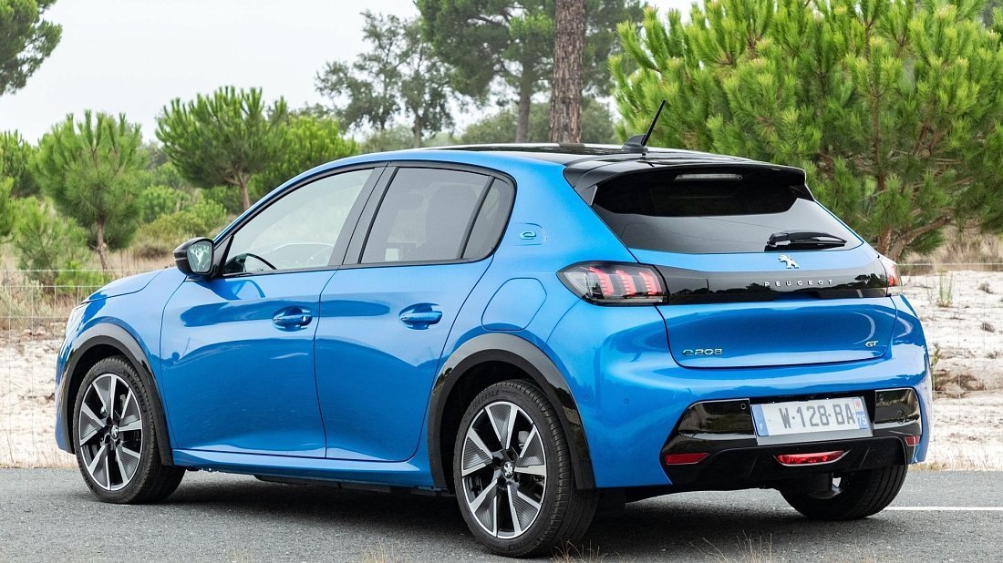 Peugeot e-208 50 kWh (2021-2023) задняя часть в три четверти, вид в три четверти, диагональ, экстерьер