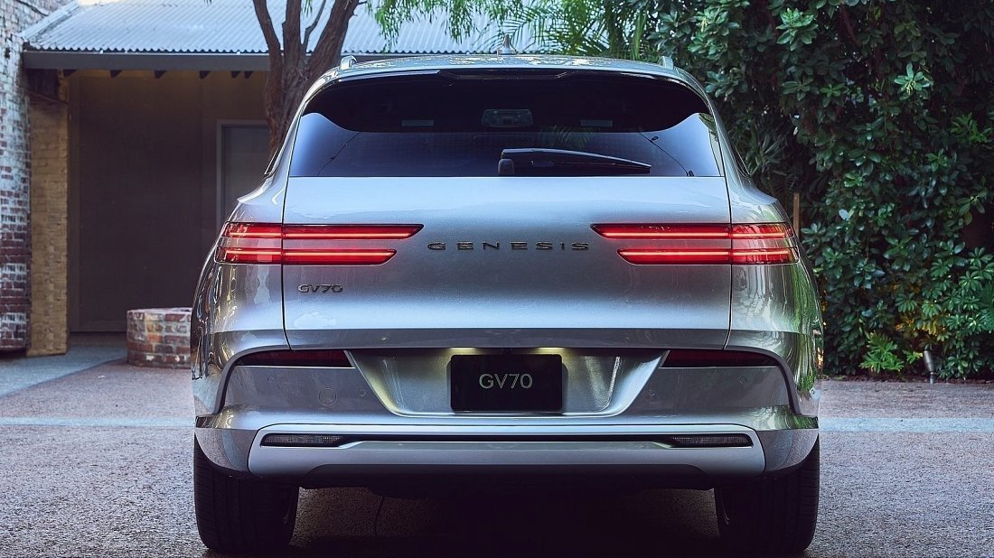 Genesis Electrified GV70 AWD (2022-…) вид сзади, задние фонари, багажник, спойлер, эмблема, бампер, экстерьер