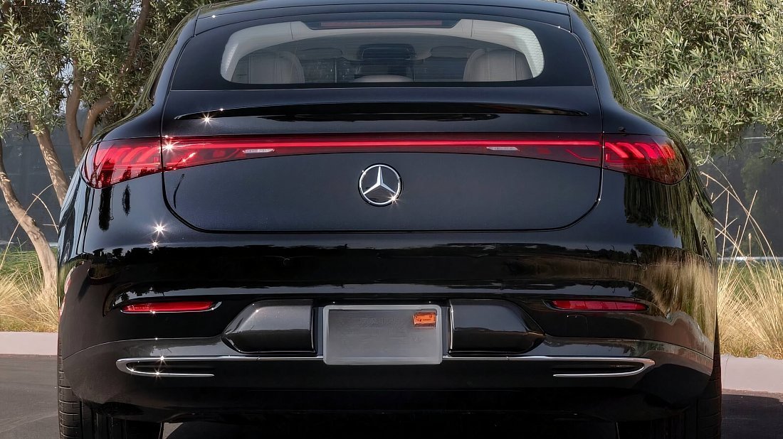 Mercedes EQS 500 4MATIC (2022-2024) вид сзади, задние фонари, багажник, спойлер, эмблема, бампер, экстерьер