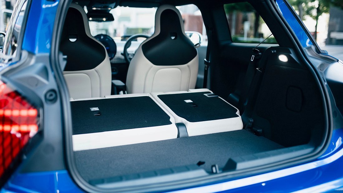 Mini Cooper SE (2023-…) багажник, увеличенный объем, сиденья сложены, максимальный объем, максимальный груз, максимальная вместимость, максимальное пространство для хранения