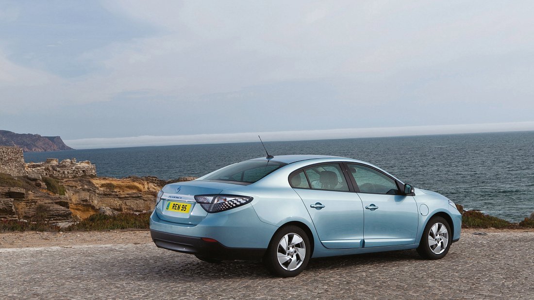 Renault Fluence Z.E. (2011-2014) задняя часть в три четверти, вид в три четверти, диагональ, экстерьер