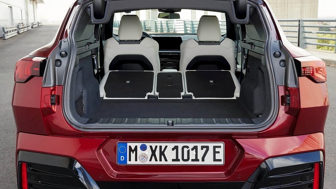 BMW iX2 eDrive20 (2024-…) багажник, увеличенный объем, сиденья сложены, максимальный объем, максимальный груз, максимальная вместимость, максимальное пространство для хранения