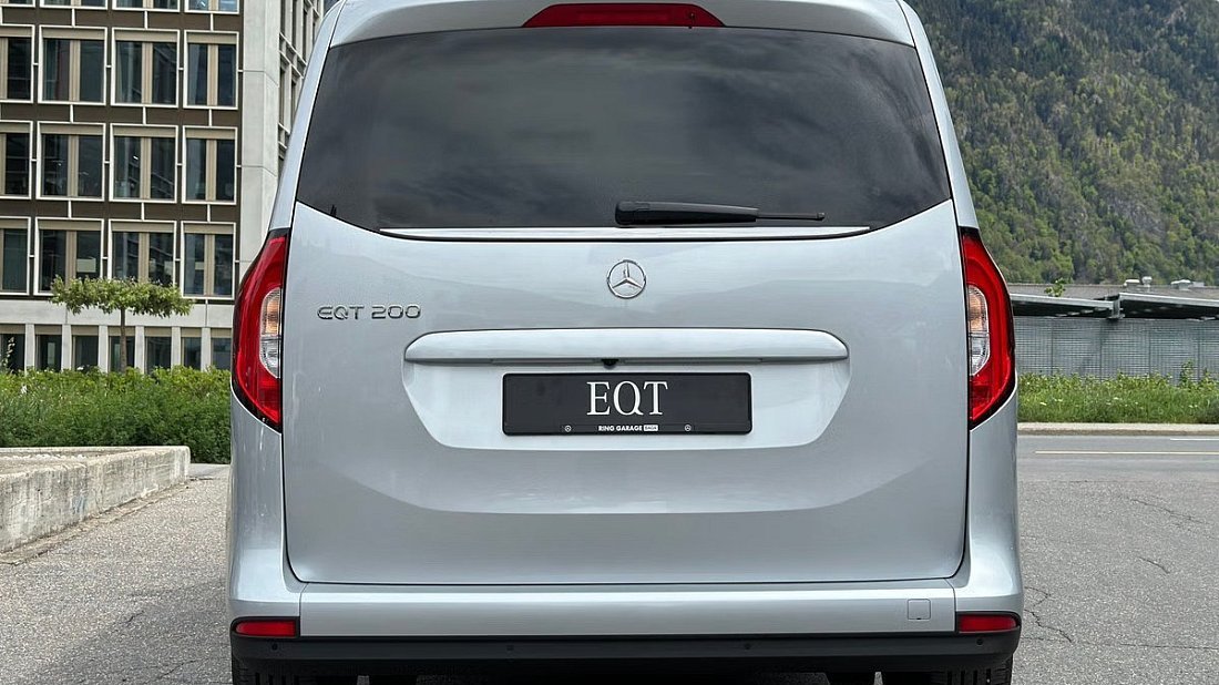 Mercedes EQT 200 Standard (2023-…) вид сзади, задние фонари, багажник, спойлер, эмблема, бампер, экстерьер