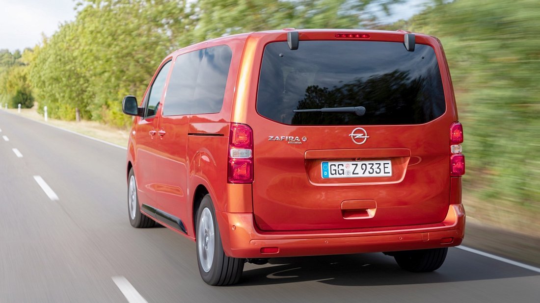Opel Zafira Electric Life M 50 kWh (2020-2024) вид сзади, задние фонари, багажник, спойлер, эмблема, бампер, экстерьер