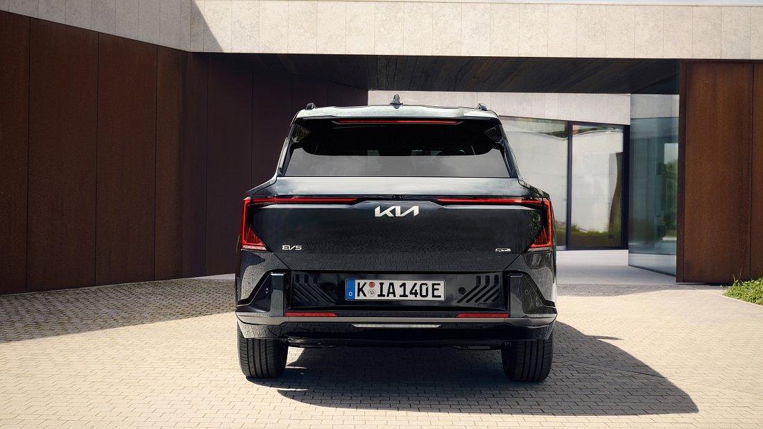 Фото Kia EV5 Standard Range FWD (2026-…) вид сзади, задние фонари
