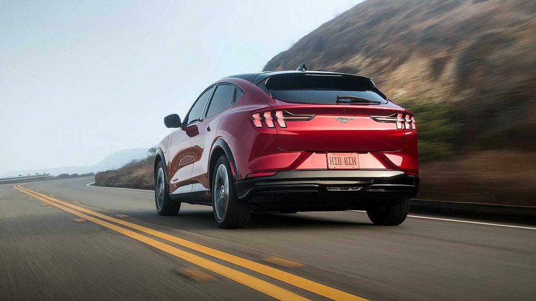 Ford Mustang Mach-E Extended Range AWD (2023-…) вид сзади, задние фонари, багажник, спойлер, эмблема, бампер, экстерьер