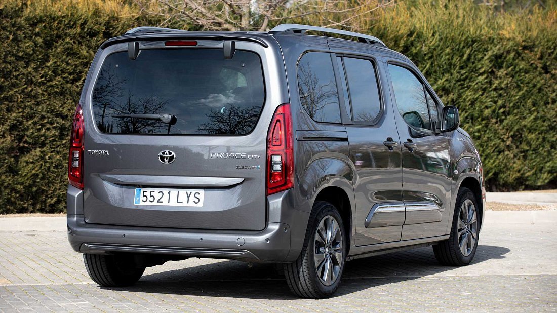 Toyota Proace City Verso Electric L1 50 kWh (2021-2024) задняя часть в три четверти, вид в три четверти, диагональ, экстерьер