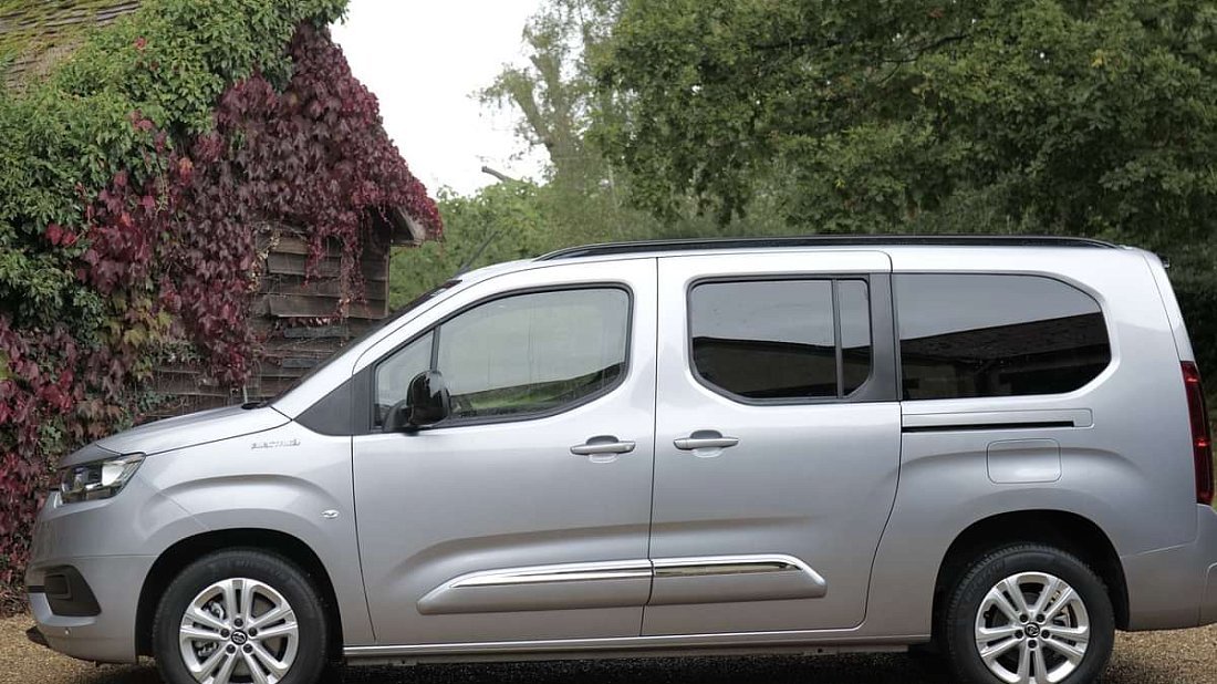 Toyota Proace City Verso Electric L2 50 kWh (2021-2024) вид сбоку, силуэт, двери, колеса, экстерьер