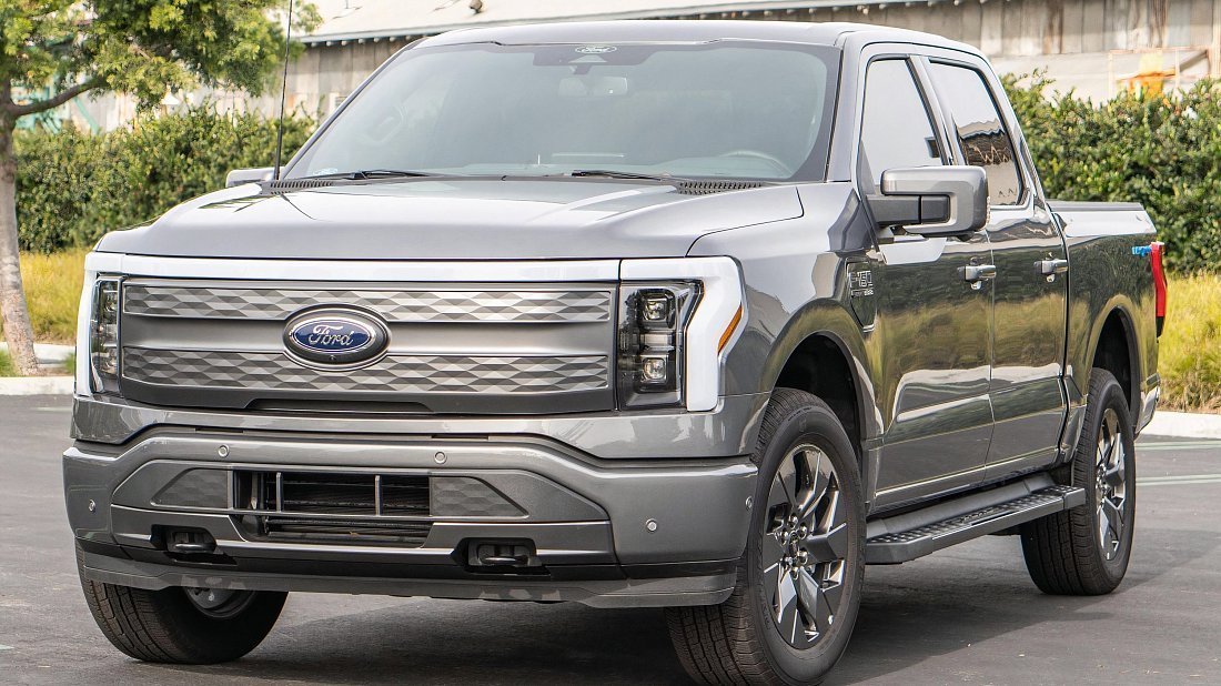 Ford F-150 Lightning Standard Range (2022-…) вид спереди, спереди сбоку, по диагонали, экстерьер